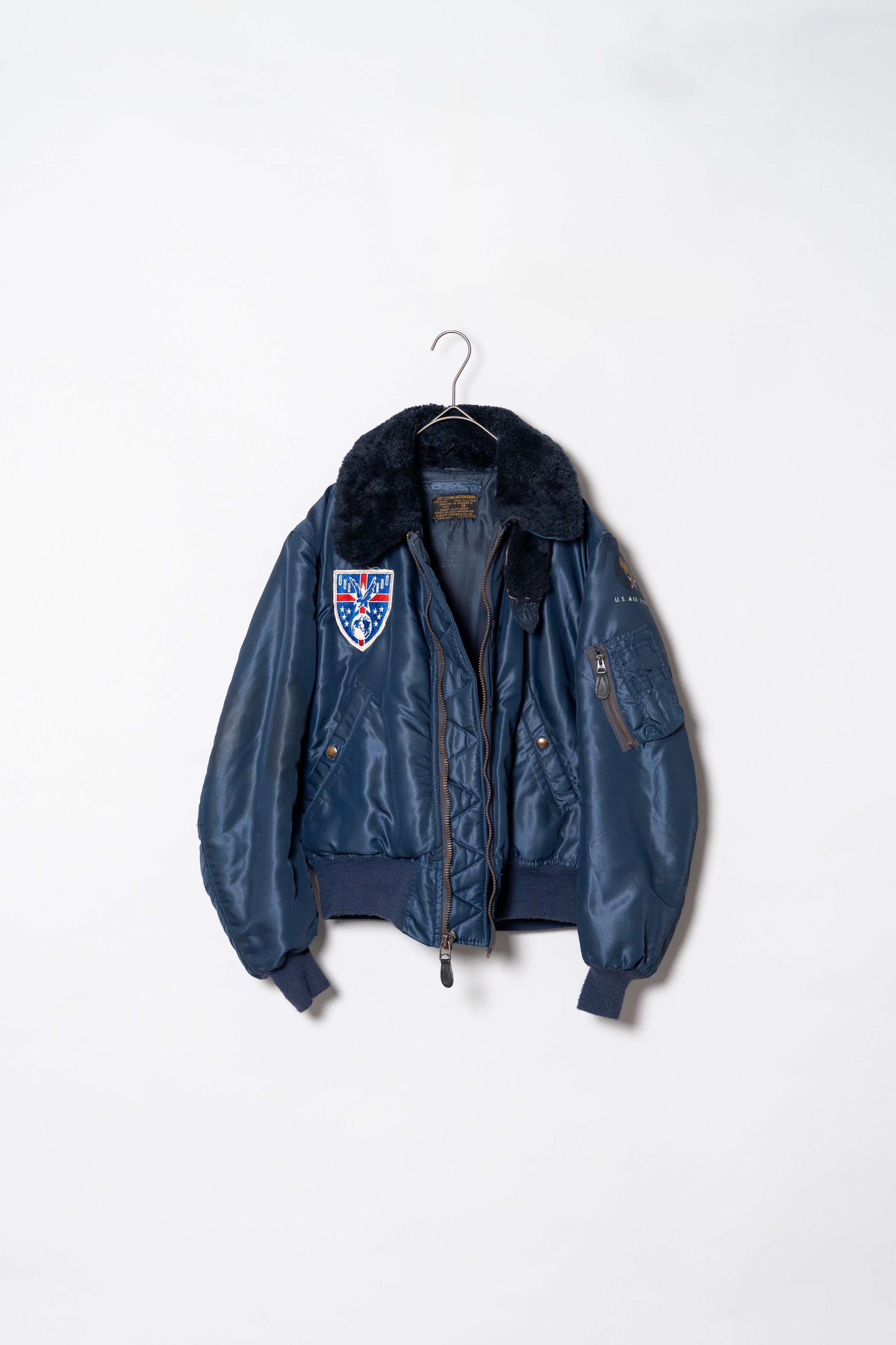 50s USAF B-15C フライトジャケット 1950S USAF B-15C FLIGHT JACKET PATCHED KOREAN WAR – Maison ma Manière