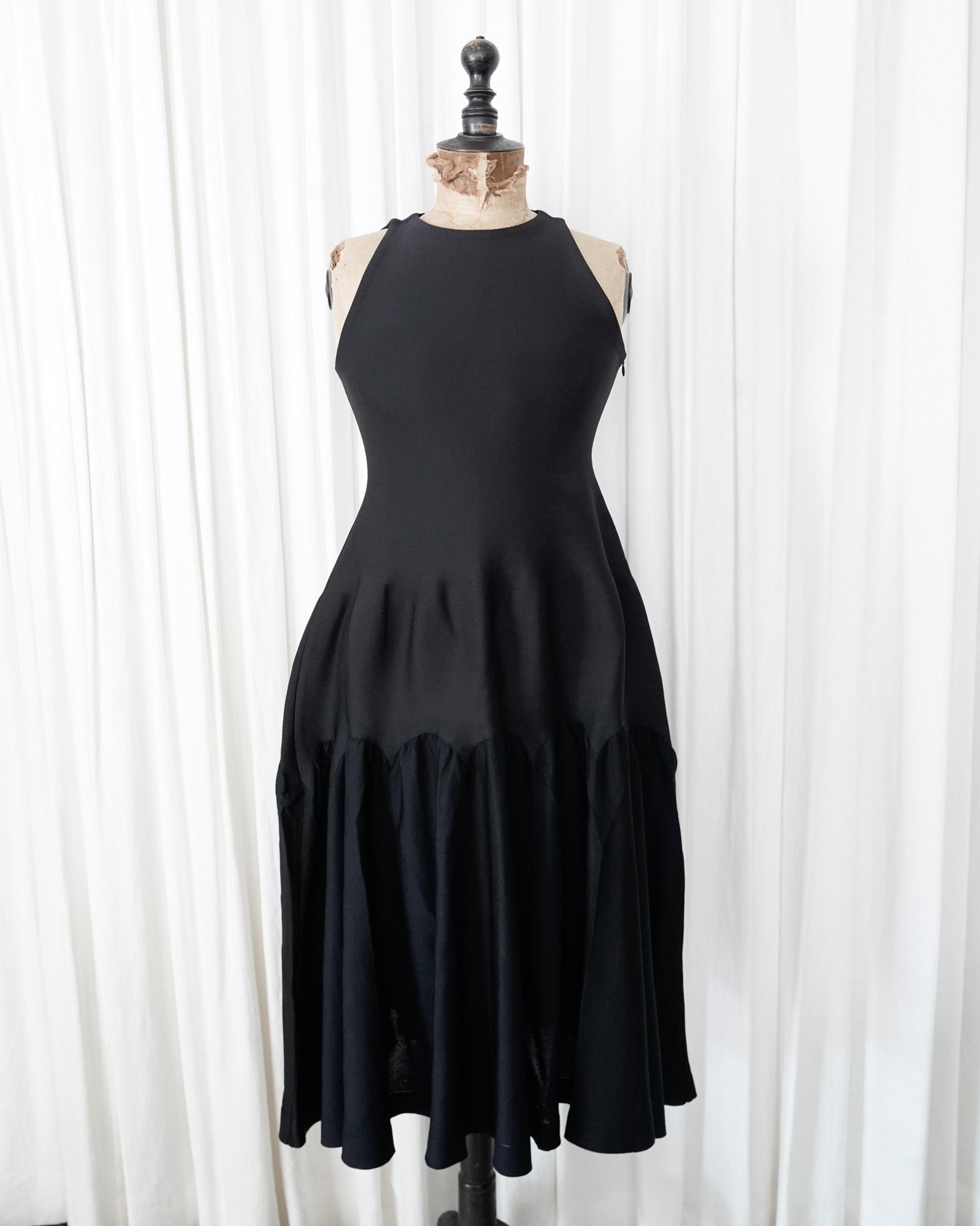 CFCL ARCHED SLEEVELESS DRESS – Maison ma Manière