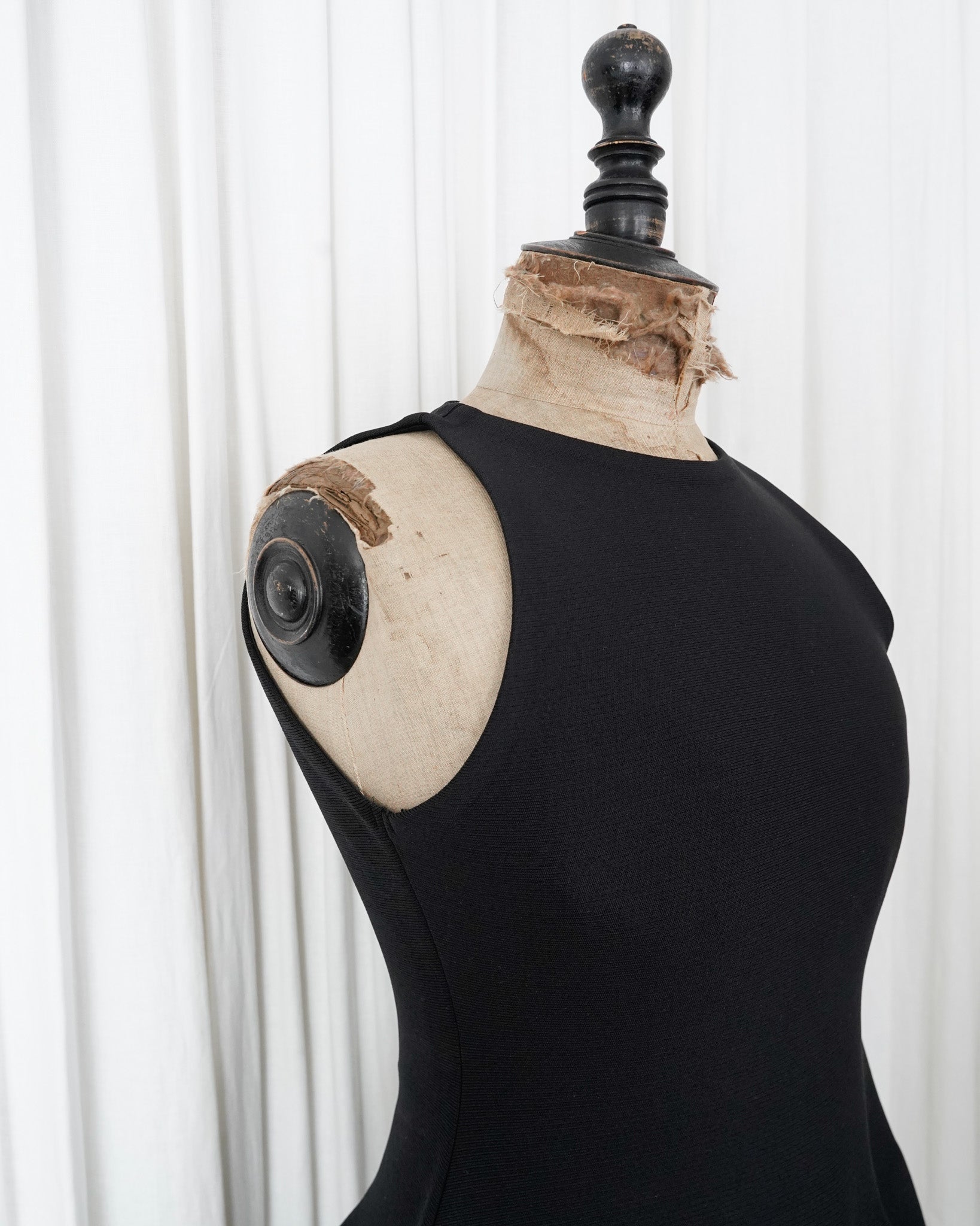 CFCL ARCHED SLEEVELESS DRESS – Maison ma Manière