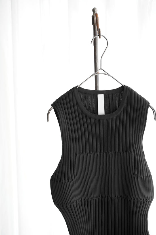 FLUTED SLEEVELESS TOP