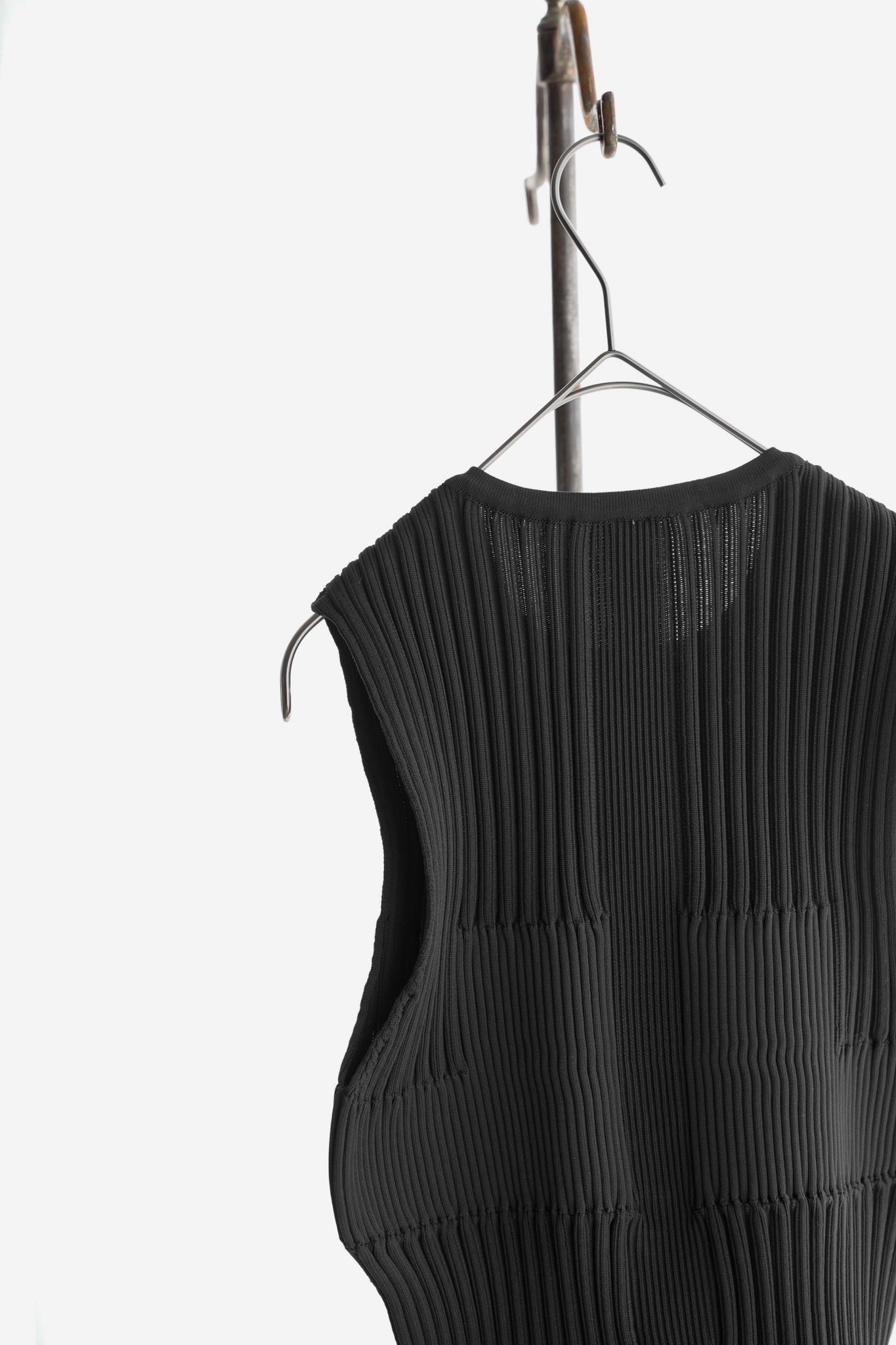 FLUTED SLEEVELESS TOP – Maison ma Maniere